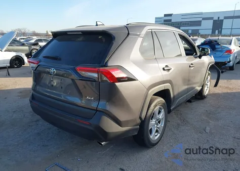 2021 Toyota Rav4 Xle z USA, uszkodzony, nr VIN 2T3W1RFV2MC171463